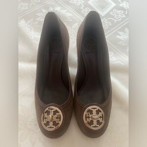 TORY BURCH Mocha Melange Suede and Leather Selma Mid Heel Pump with Gold  Logo